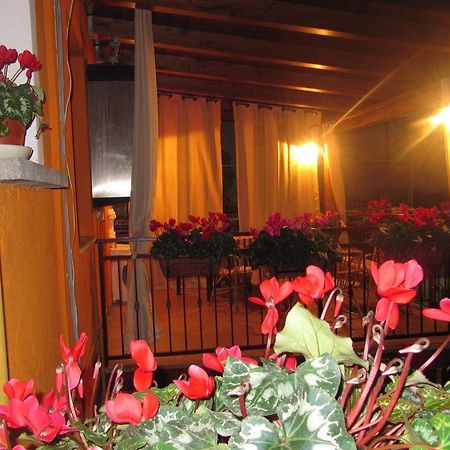 Montagne Rocciose Acomodação com café da manhã Frascineto Exterior foto