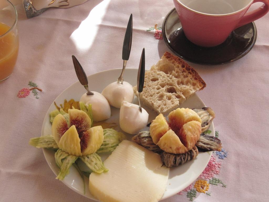 Montagne Rocciose Acomodação com café da manhã Frascineto Exterior foto